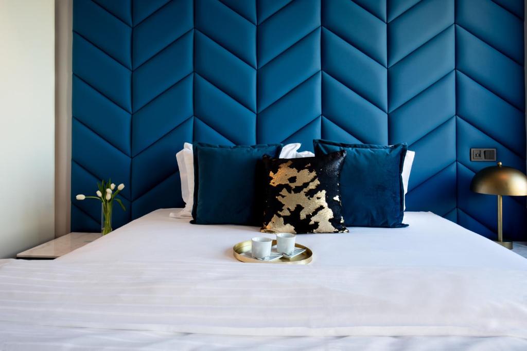 雷克雅未克Room With a View Hotel的蓝色的卧室,配有一张蓝色墙壁的床