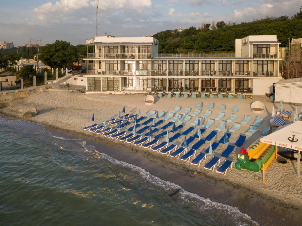 敖德萨斯科佩里设计酒店的享有酒店空中美景,设有椅子和水