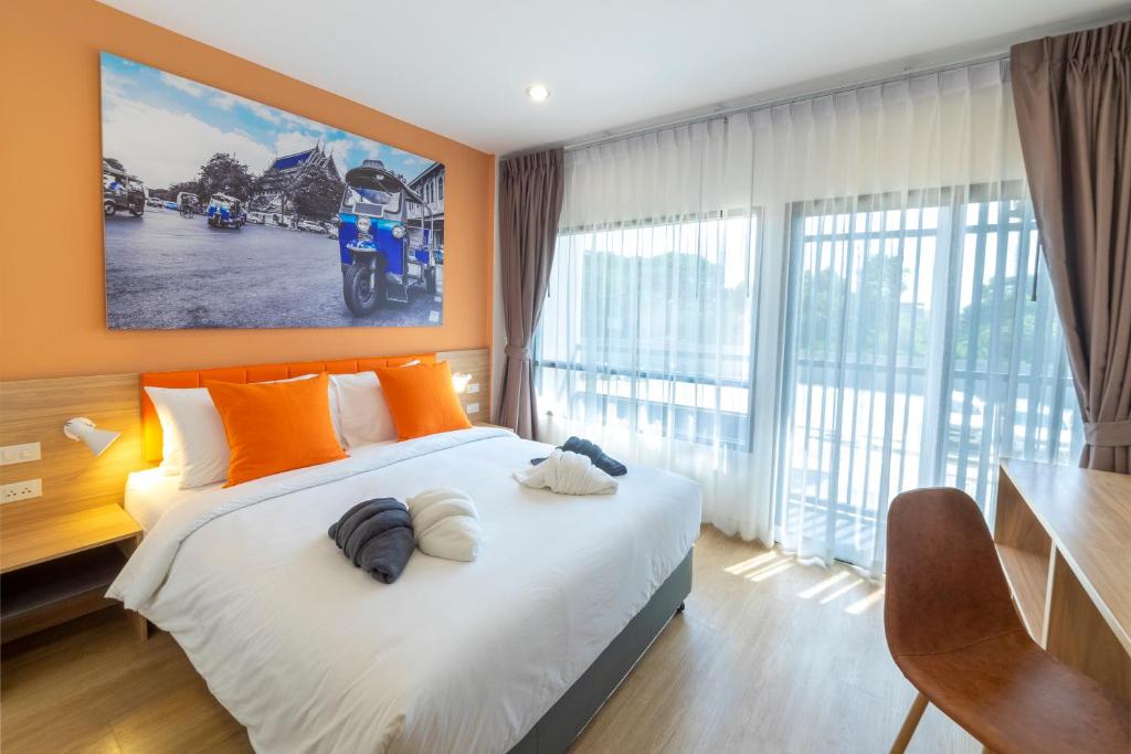 曼谷The Iconic Hotel Don Mueang Airport的一间卧室设有一张大床和一个大窗户