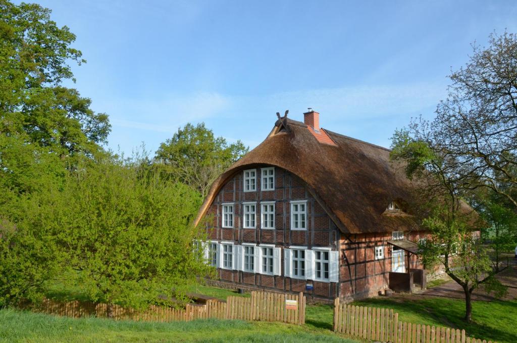 MödlichDeichkind - Reetdachhaus direkt am Elbdeich的一间大型棕色房屋,拥有茅草屋顶