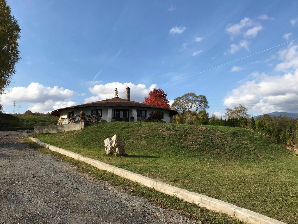LopejDovolenkový dom Dubak的坐在草山顶上的房子