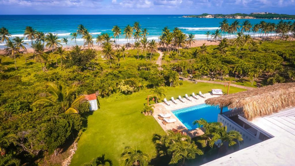 蓬塔卡纳Selectum Hacienda Punta Cana的享有度假胜地的空中景致,设有游泳池和海滩