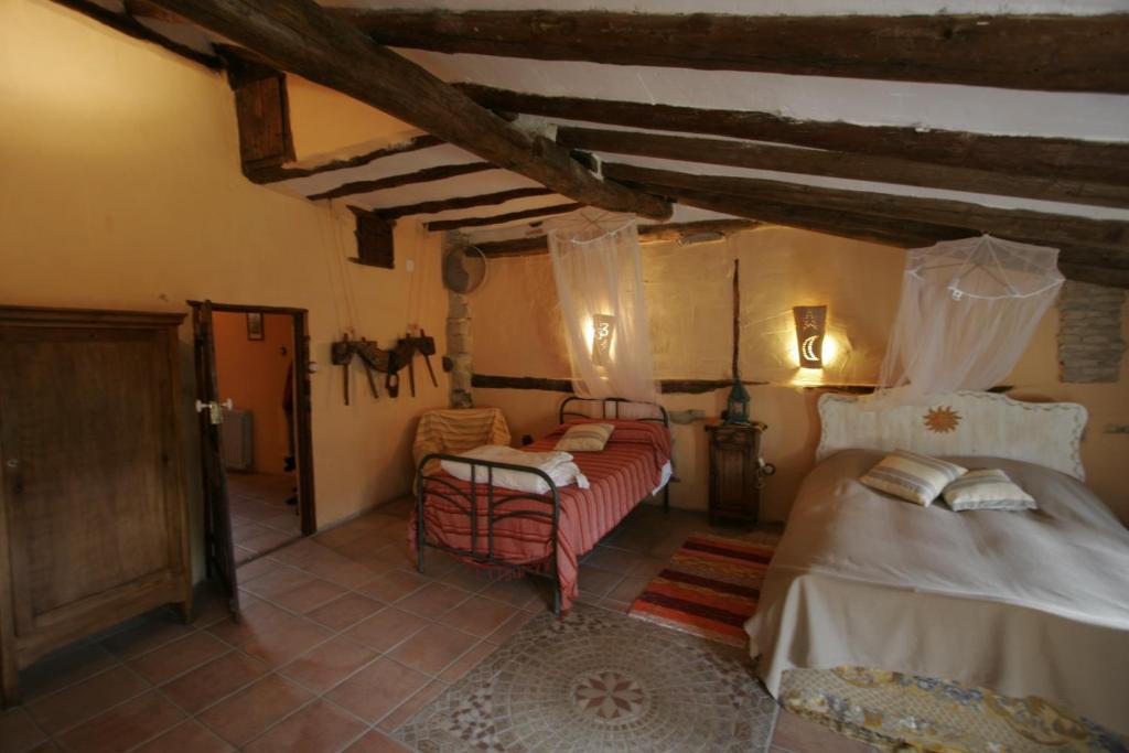 穆里略德加列戈Casa Loriente的一间卧室配有两张床和一把椅子。