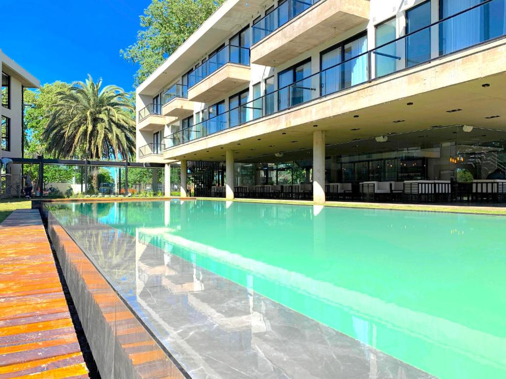 里奥夸尔托La Urumpta Hotel by AKEN Mind的大楼前的游泳池