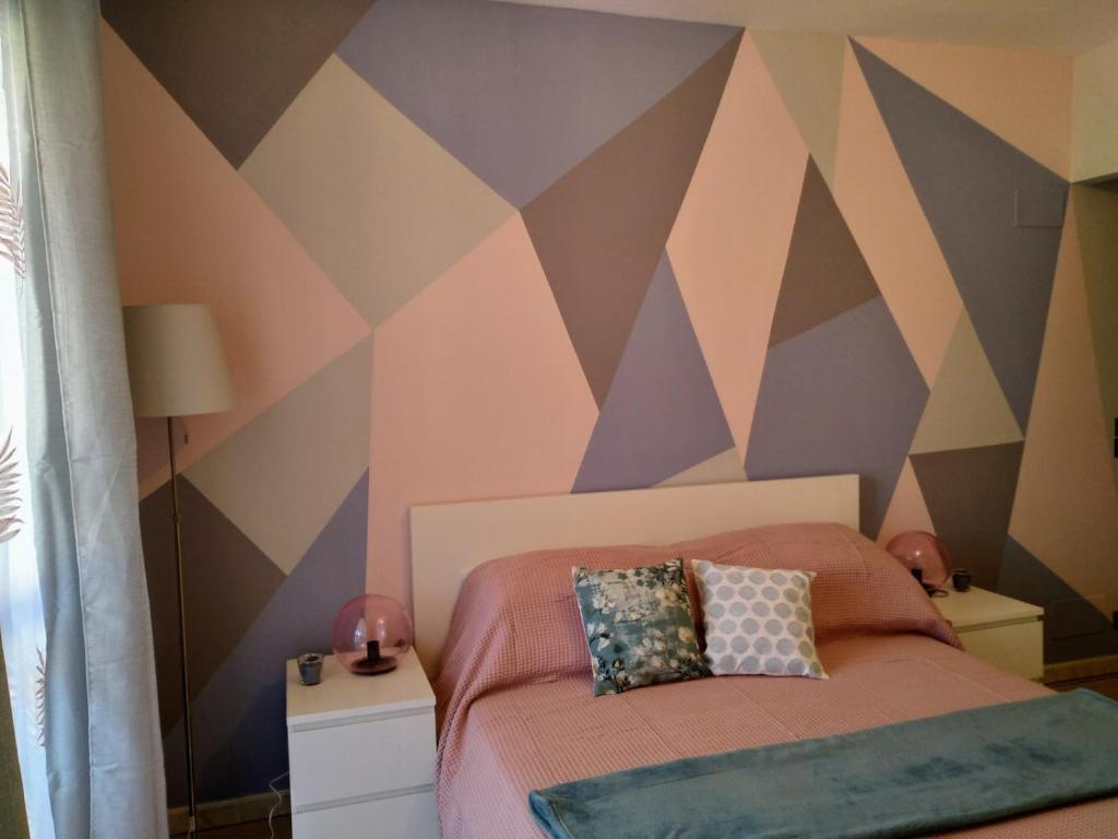 阿尔巴POST A POST的一间卧室配有一张几何式墙床