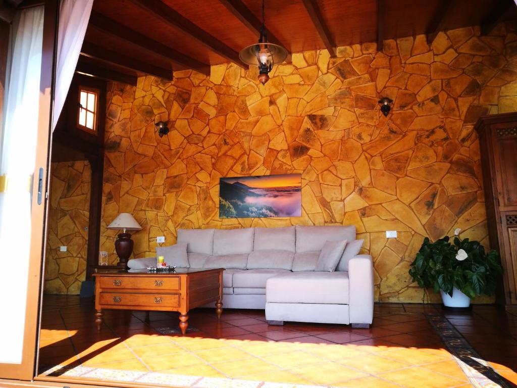 Barranco HondoCamino Real的带沙发和石墙的客厅