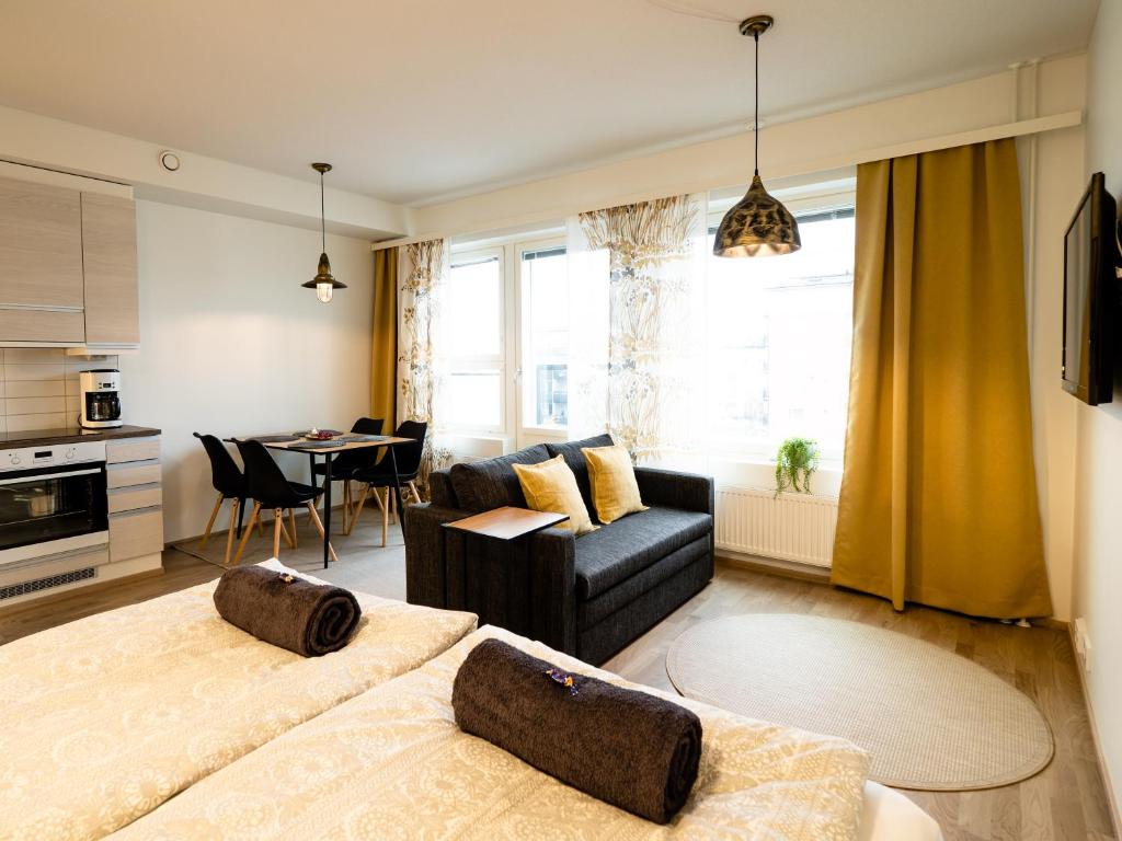 罗瓦涅米First Aparthotel Comet的客厅配有沙发和桌子
