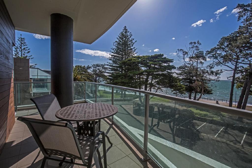 卡尔斯Phillip Island Holiday Apartments的海景阳台上的桌椅
