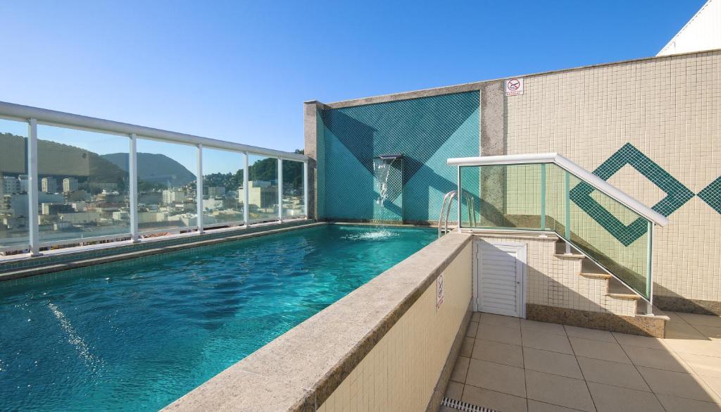 里约热内卢班代兰蒂斯酒店的建筑物一侧的游泳池