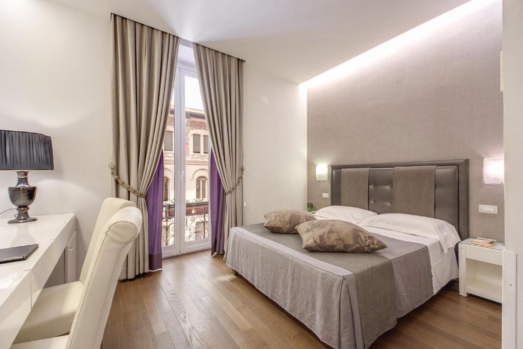 罗马罗马精品酒店的酒店客房设有床和窗户。