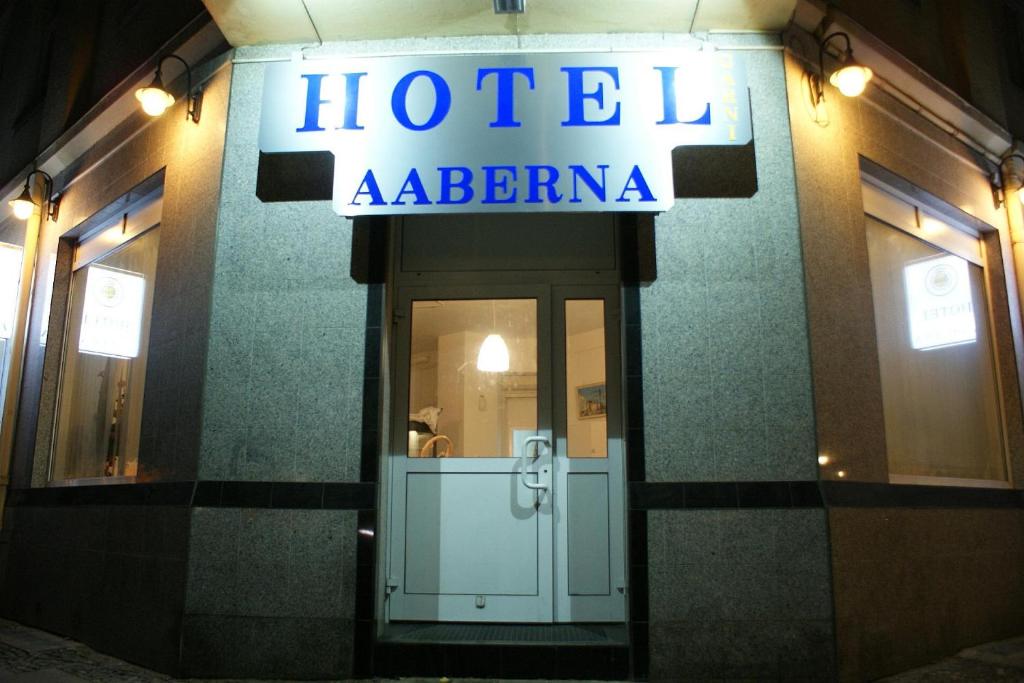 柏林加尼阿贝纳酒店的建筑一侧的酒店广告牌