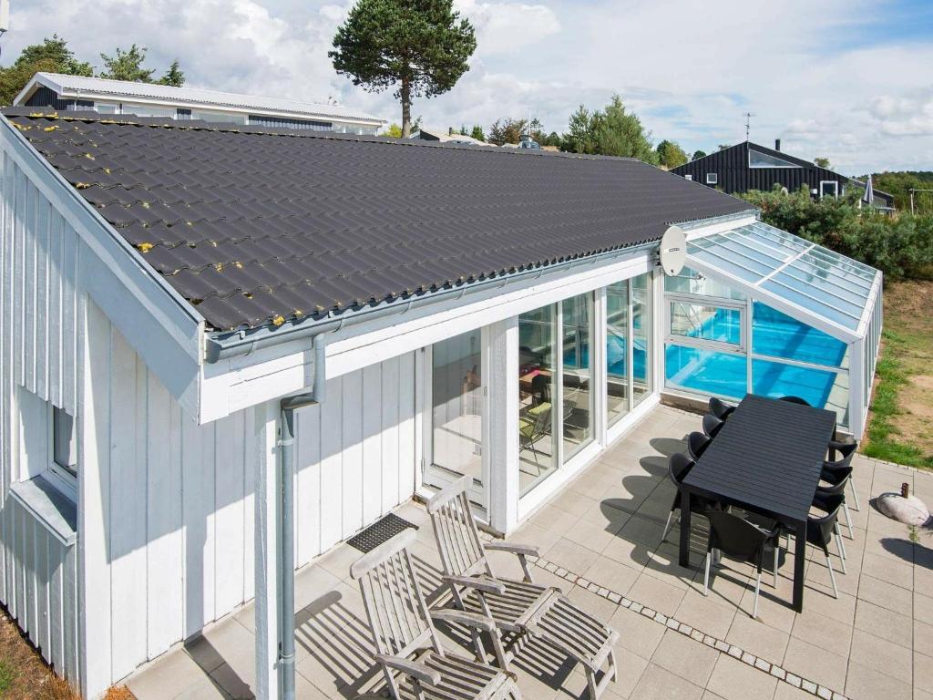 埃贝尔托夫特8 person holiday home in Ebeltoft的享有带太阳能屋顶的房子的顶部景色