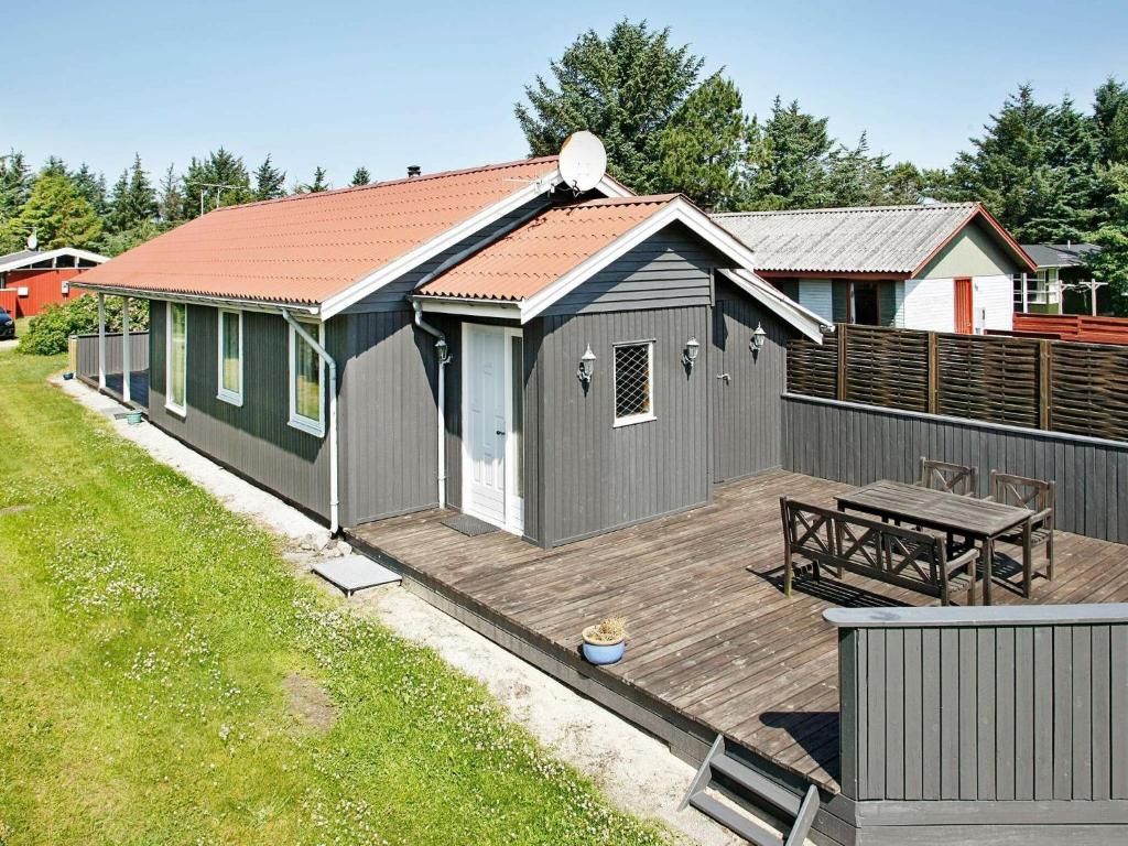 格隆霍Three-Bedroom Holiday home in Løkken 41的小屋设有甲板和野餐桌