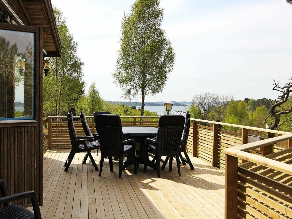 SvanesundThree-Bedroom Holiday home in Svanesund 3的露台设有桌椅