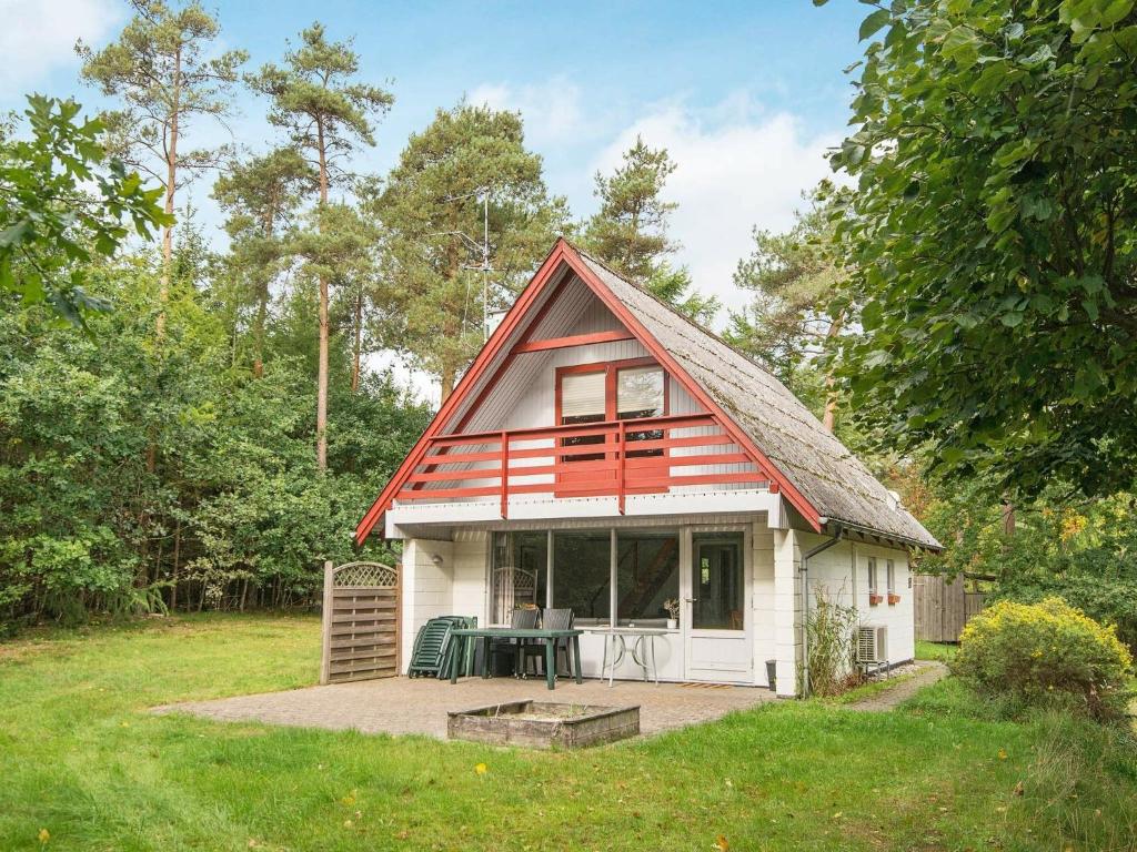 Øksenmølle5 person holiday home in Ebeltoft的一间红色和白色屋顶的小房子