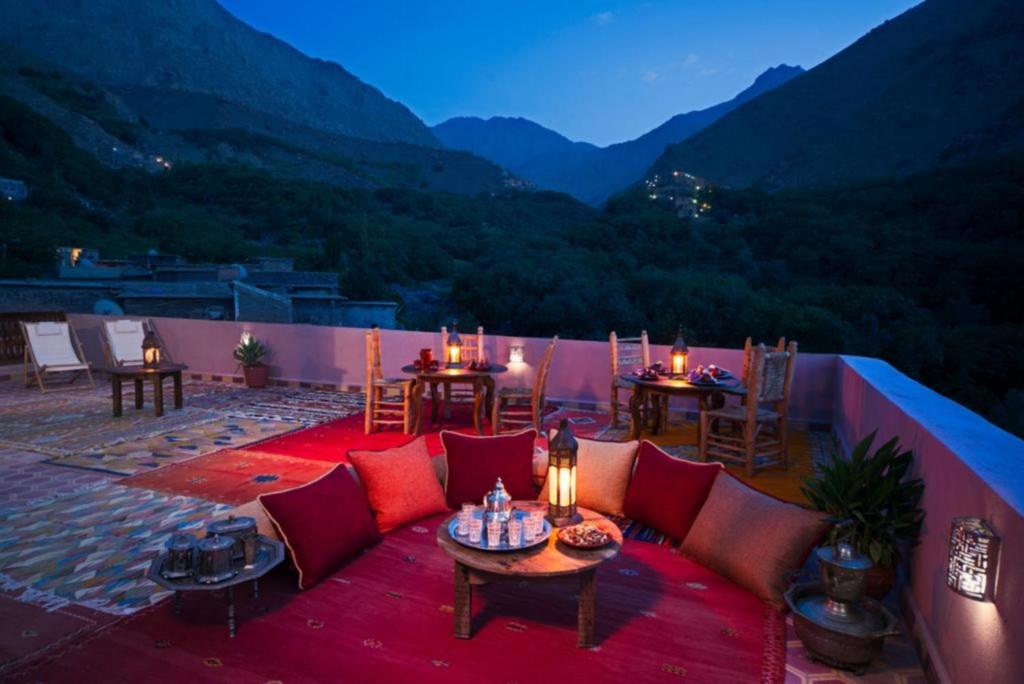 伊姆利尔里亚德阿特拉斯图卜卡勒酒店的一个带沙发和桌子的庭院,享有山景。