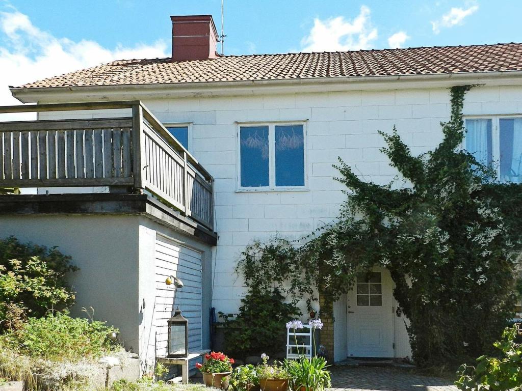吕瑟希尔One-Bedroom Holiday home in Lysekil 9的白色的房子,上面设有阳台