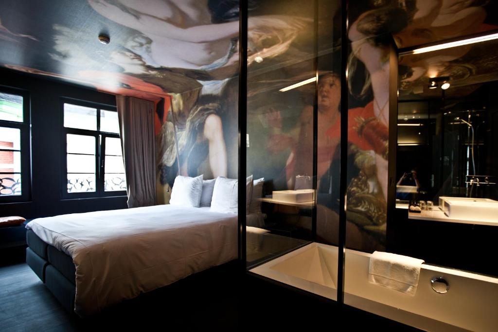 安特卫普奥卡瑟德尔酒店的一间酒店客房 - 带一张床和一间浴室