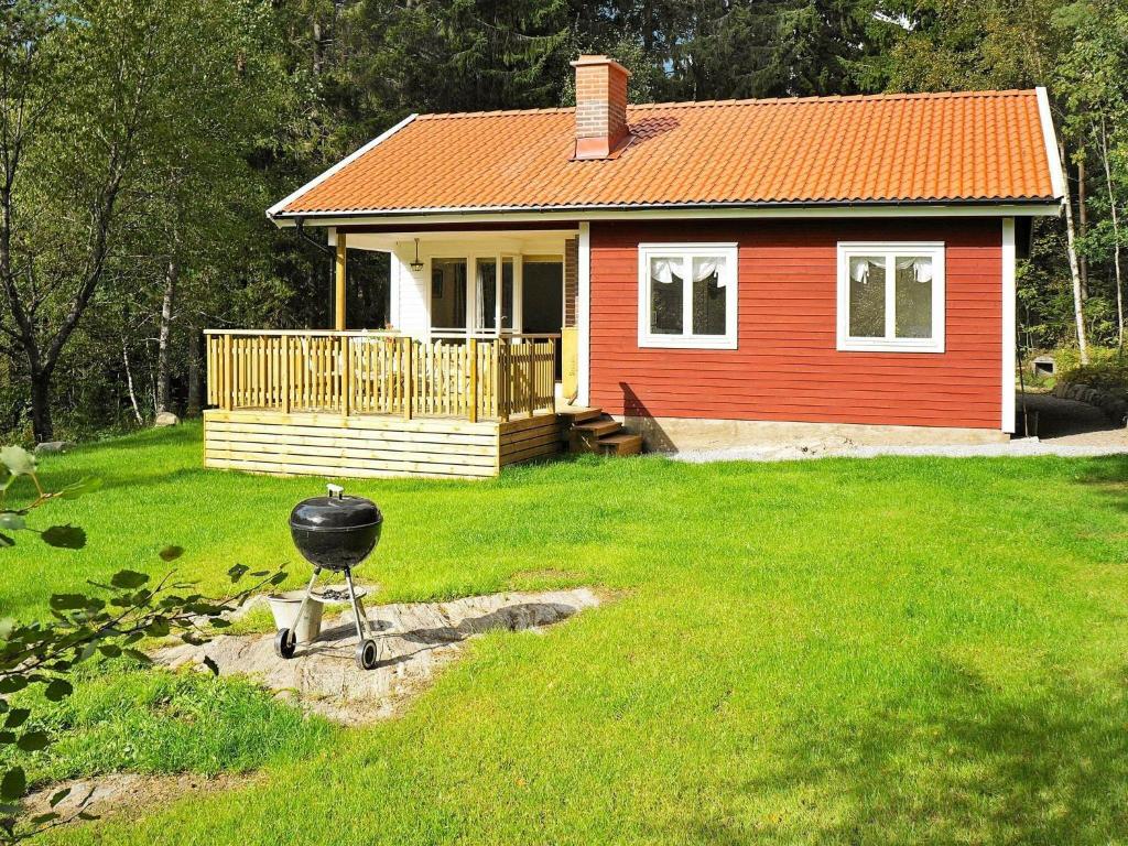 SvanesundTwo-Bedroom Holiday home in Svenshögen的院子里带烧烤的小房子