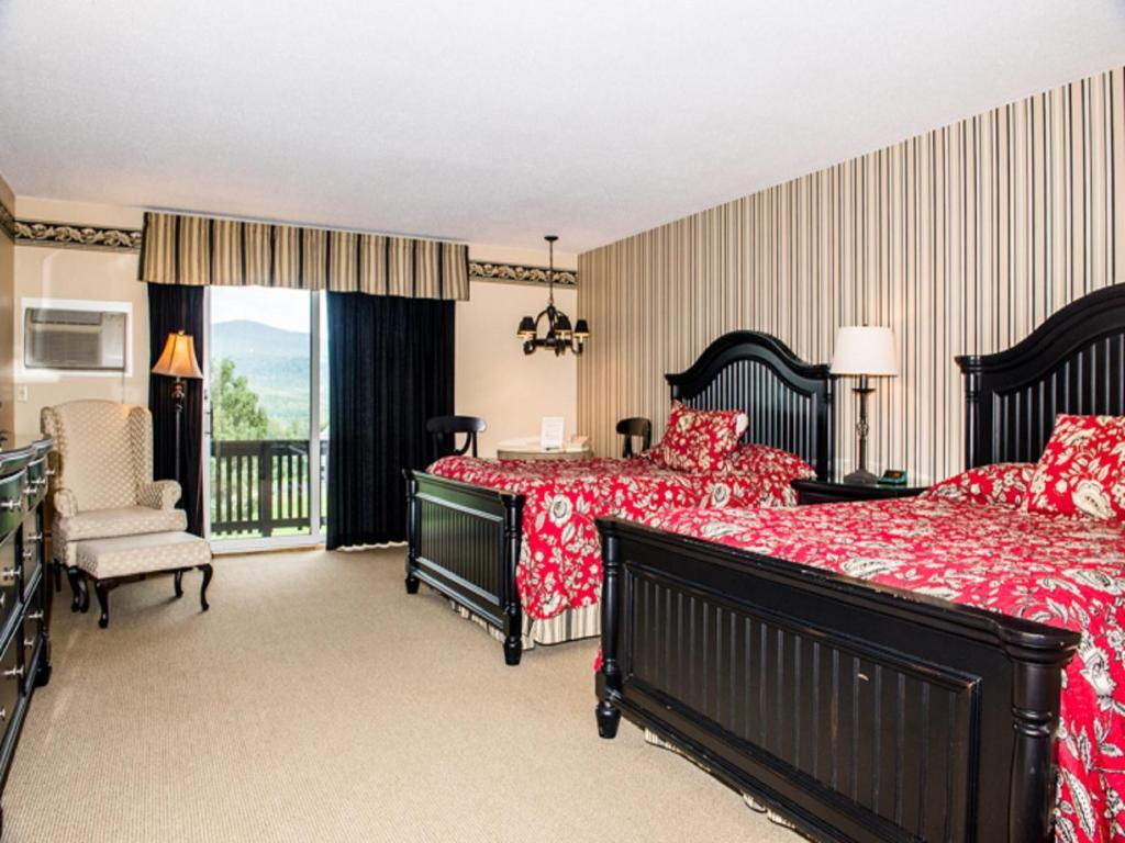 曼切斯特曼切斯特维尤酒店的一间带两张床的卧室和一个阳台