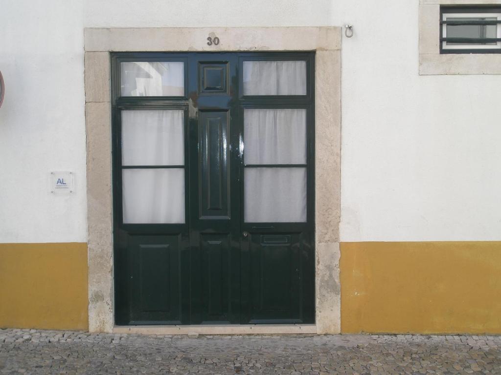 圣塔伦Casa do Arco, Santarém的大楼内带窗户的绿色门