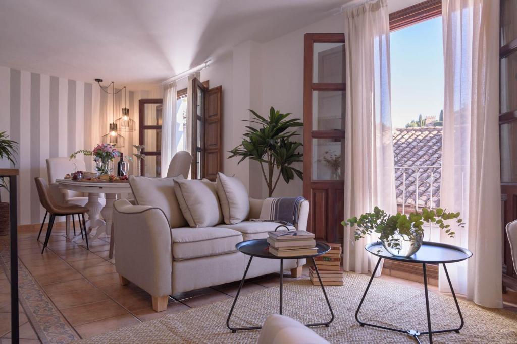 格拉纳达Häxaris Casa Boutique by Florentia Homes的客厅配有沙发和桌子