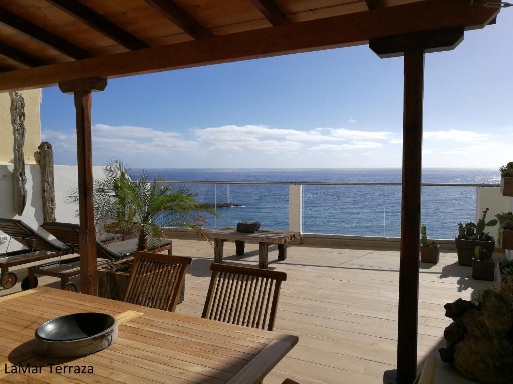 圣克鲁斯-德拉帕尔马Residencial LaMar的一个带桌子的海景庭院