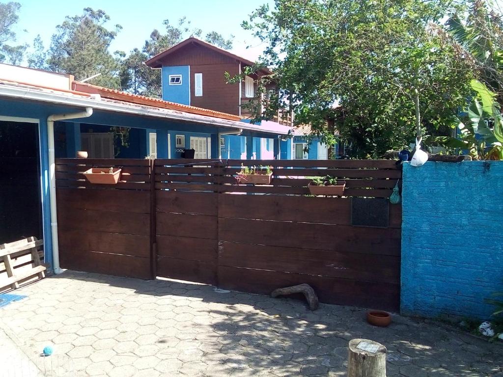 加罗帕巴Moradas Vô Ary的房屋前的木栅栏