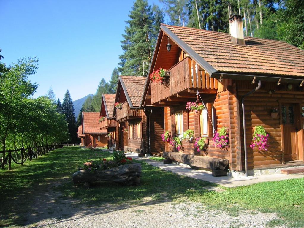 CerciventoAgriturismo Bosco Di Museis的小屋前方有鲜花