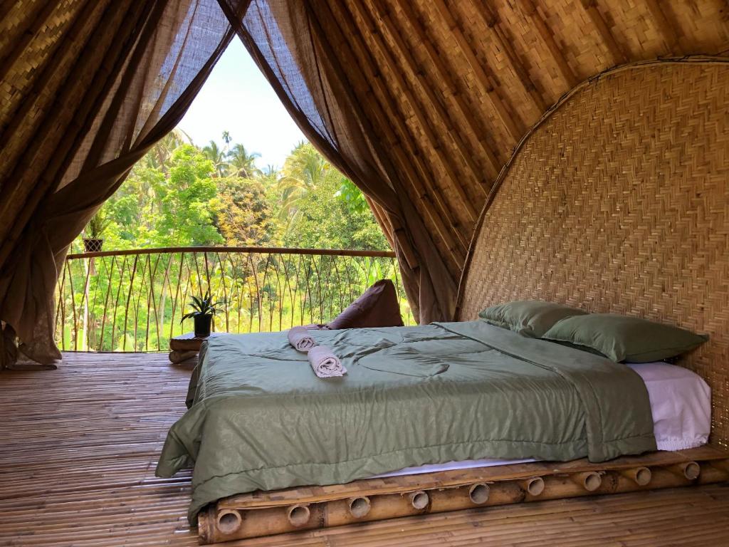 里辛Bamboo & B的木制甲板上帐篷内的一张床位