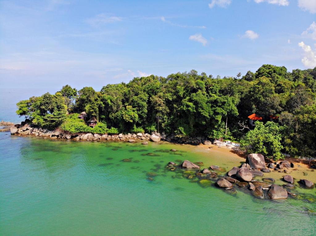 蔻立海神别墅旅馆的水中的一个岛屿,有树木和岩石