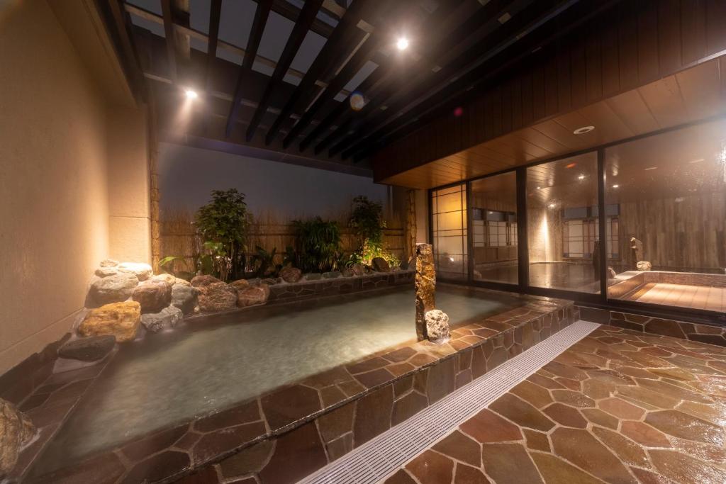川崎Dormy Inn Kawasaki Natural Hot Spring的游泳池,位于带游泳池的建筑内