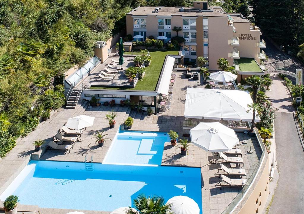比索内坎皮奥内酒店的享有带游泳池和遮阳伞的度假村的空中景致