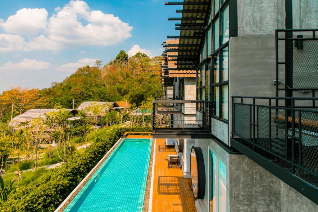 Ban Khanong Phra Tai维诺内斯特私人泳池别墅的建筑物一侧的游泳池