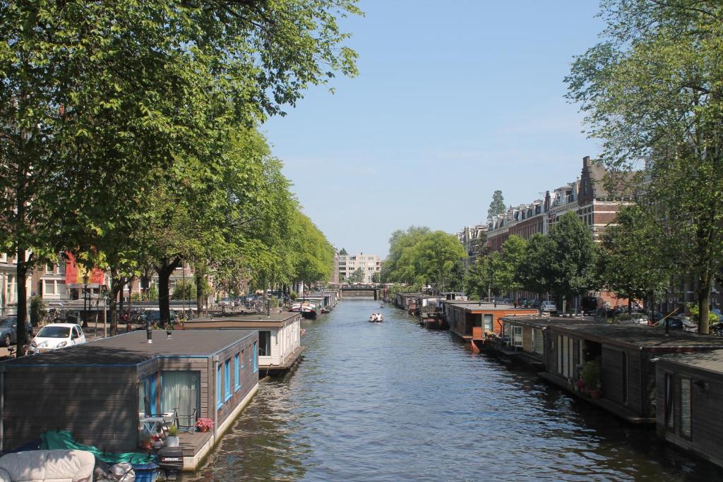 阿姆斯特丹阿姆斯特丹大公寓的城市里一条有房屋和船只的运河