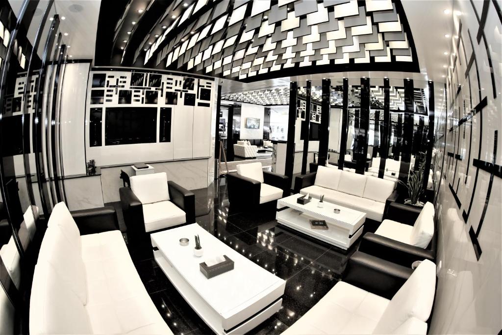 贝鲁特贝鲁特贝弗利酒店的黑白相间的白色家具