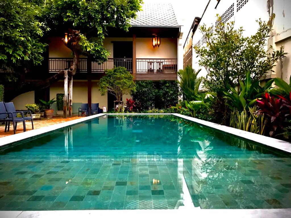 曼谷VILLA BANGKOK formerly VILLA PHRA SUMEN的房屋前的游泳池