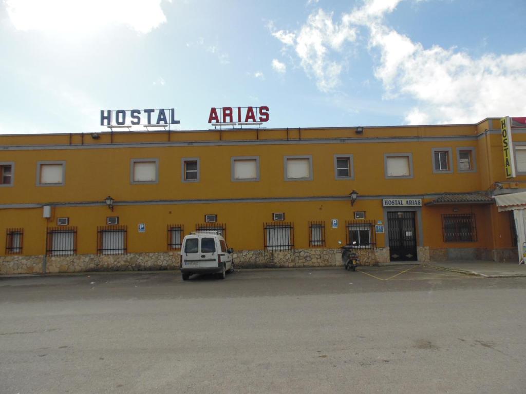 扎弗拉Hostal Arias的黄色建筑,上面有读医院地图的标志