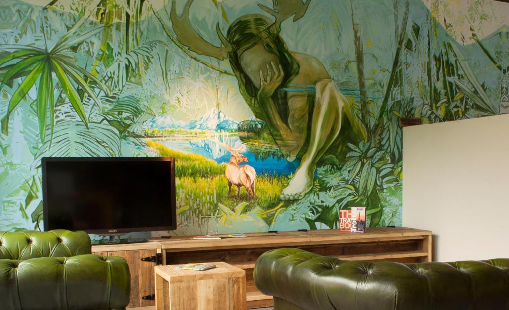 根特卡巴旅馆的客厅,墙上挂着一幅女人的画