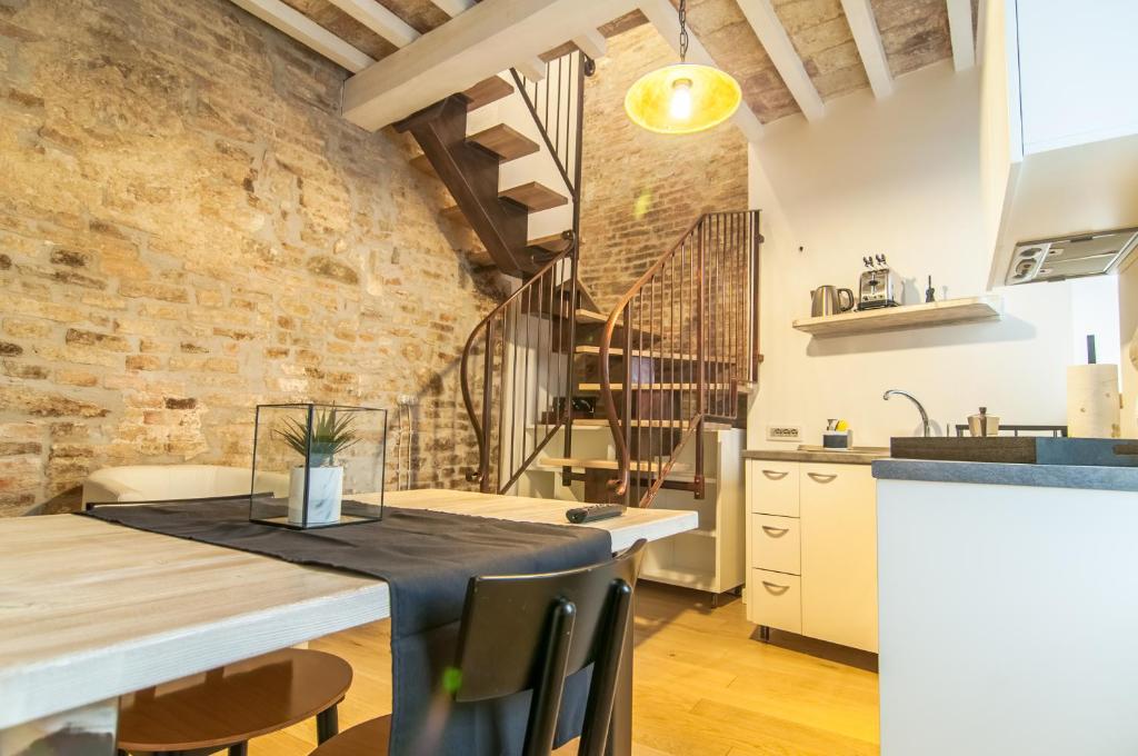 佩鲁贾Umbrian Concierge - La Corte del Grillo的厨房以及带桌椅的用餐室。