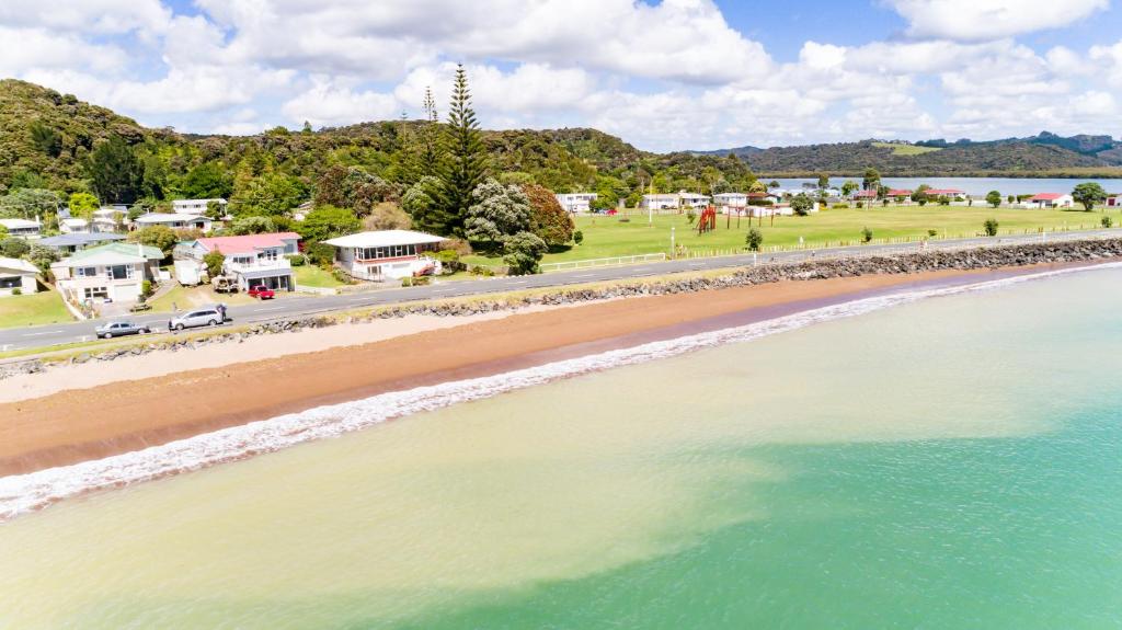 派西亚Te Ra Waitangi的海滨的空中景色