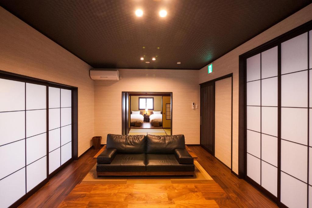 富山Kimachi-tei（きまち亭）的带沙发的客厅和卧室