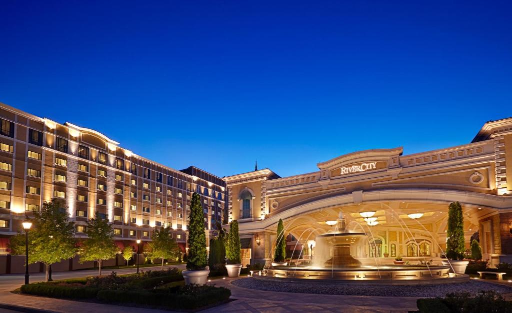 Lemay河城赌场和酒店的一座大型建筑,前面有一个喷泉