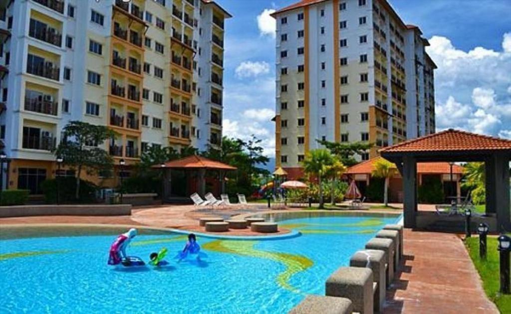 Simpang Ampat SemanggolSuria Apartment 1BEDROOM Bukit Merah的儿童在水中玩耍的游泳池