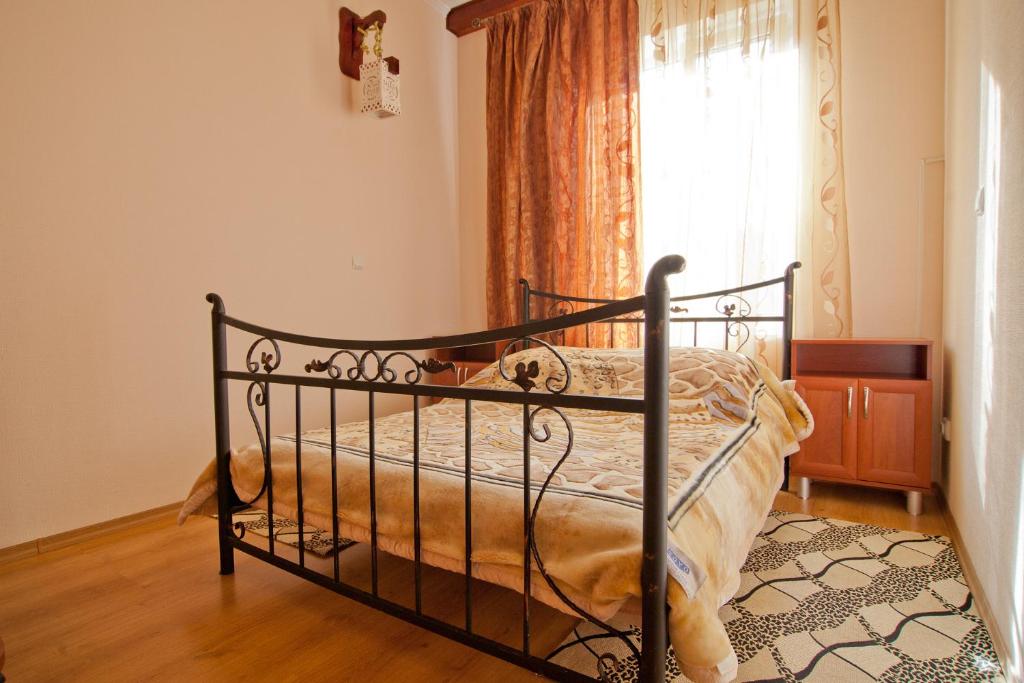 敖德萨乌宇提尼酒店的窗户客房内的一张黑色床