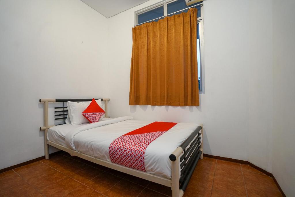 邦加槟港Super OYO 1844 Bravo Residence的一间小卧室,配有床和窗户
