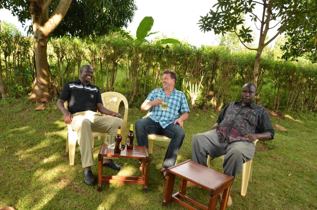 坎帕拉MOCAP的坐在草地椅子上的三个男人
