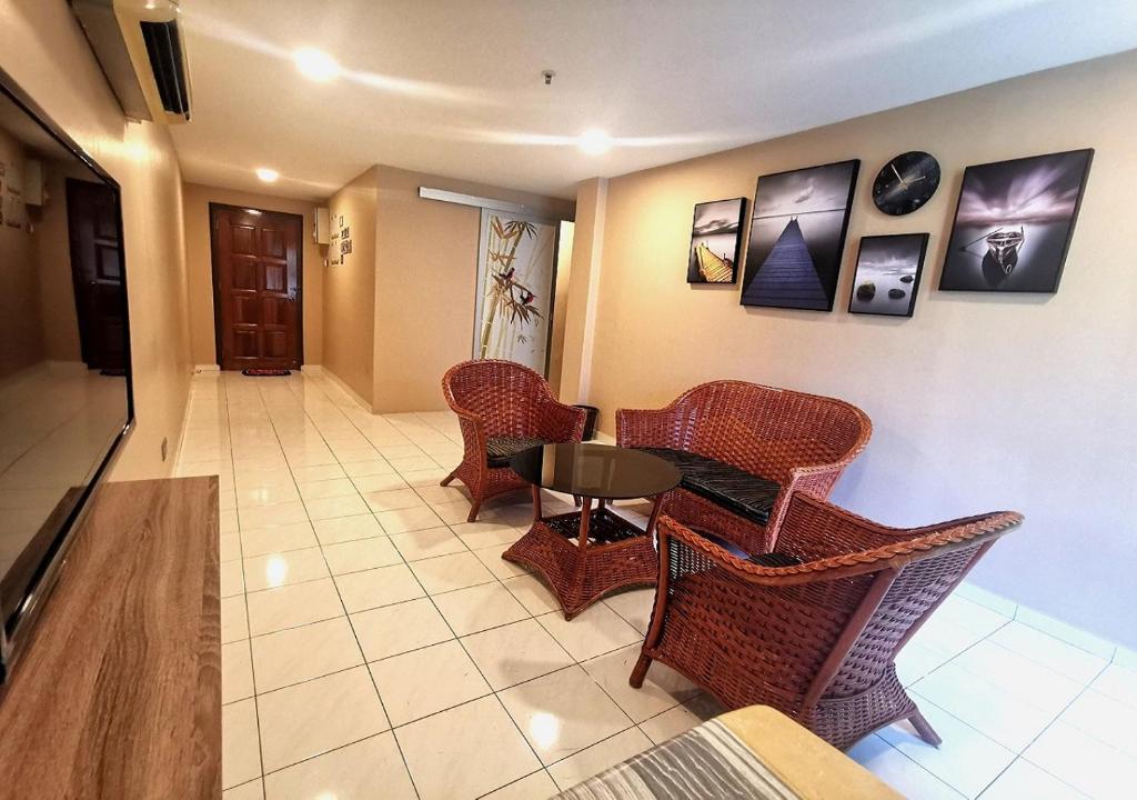 邦咯EM HOMESTAY(Coral Bay 3Room Apartment)的客厅配有椅子和桌子。
