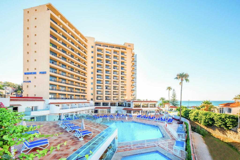 福恩吉罗拉格罗巴勒斯栀子花酒店的一个带游泳池的度假胜地和一家酒店