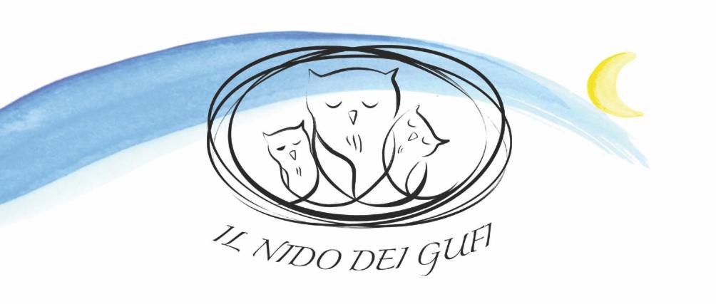 圣莫里吉奥卡瓦纳斯Il nido dei gufi的一个俱乐部的标志,有两个妇女围成一圈